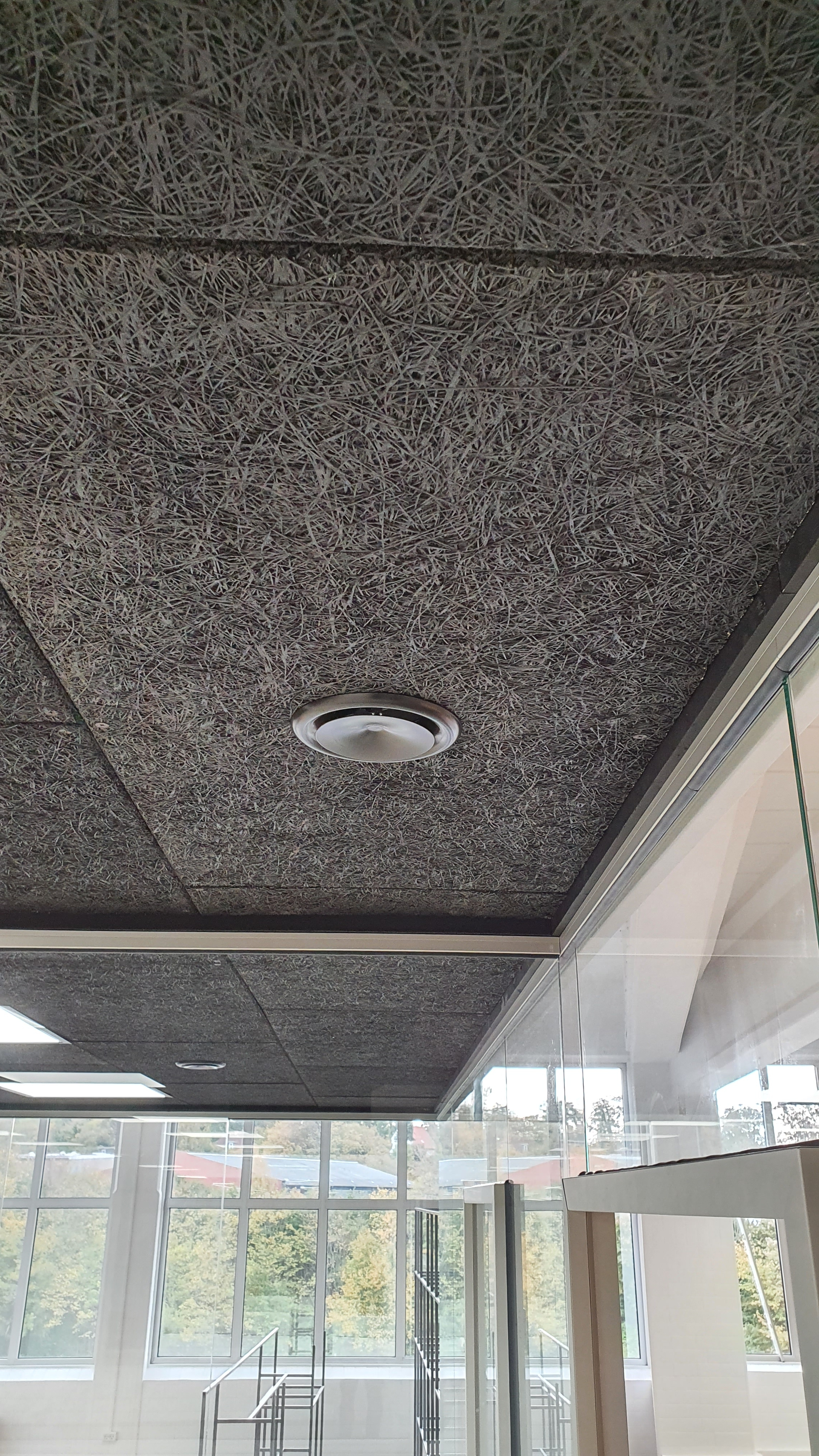 Ventilation nyt kontor med sort troldtekt